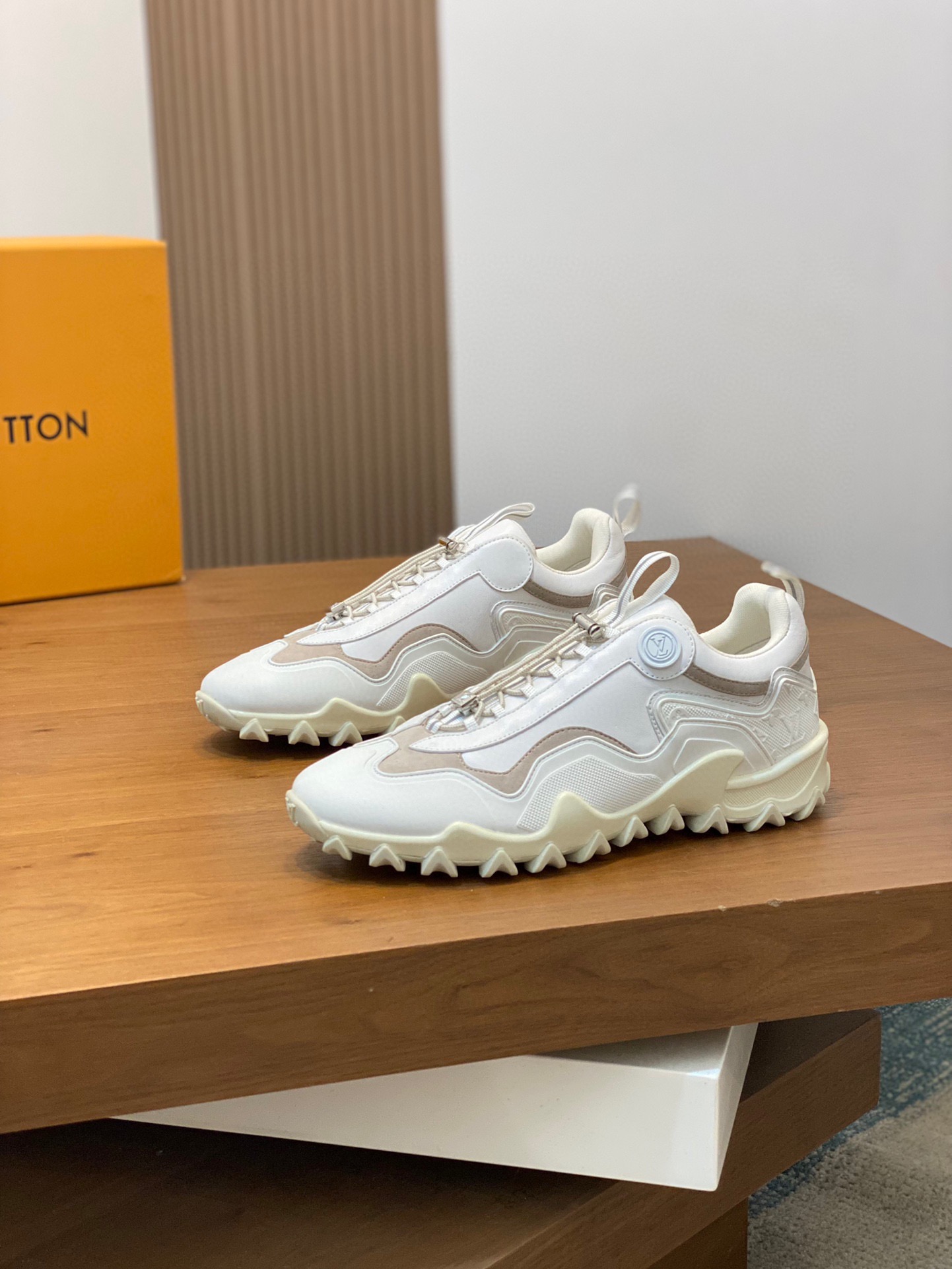루이비통(LV) Rush 시리즈 테크니컬 스니커즈 신발