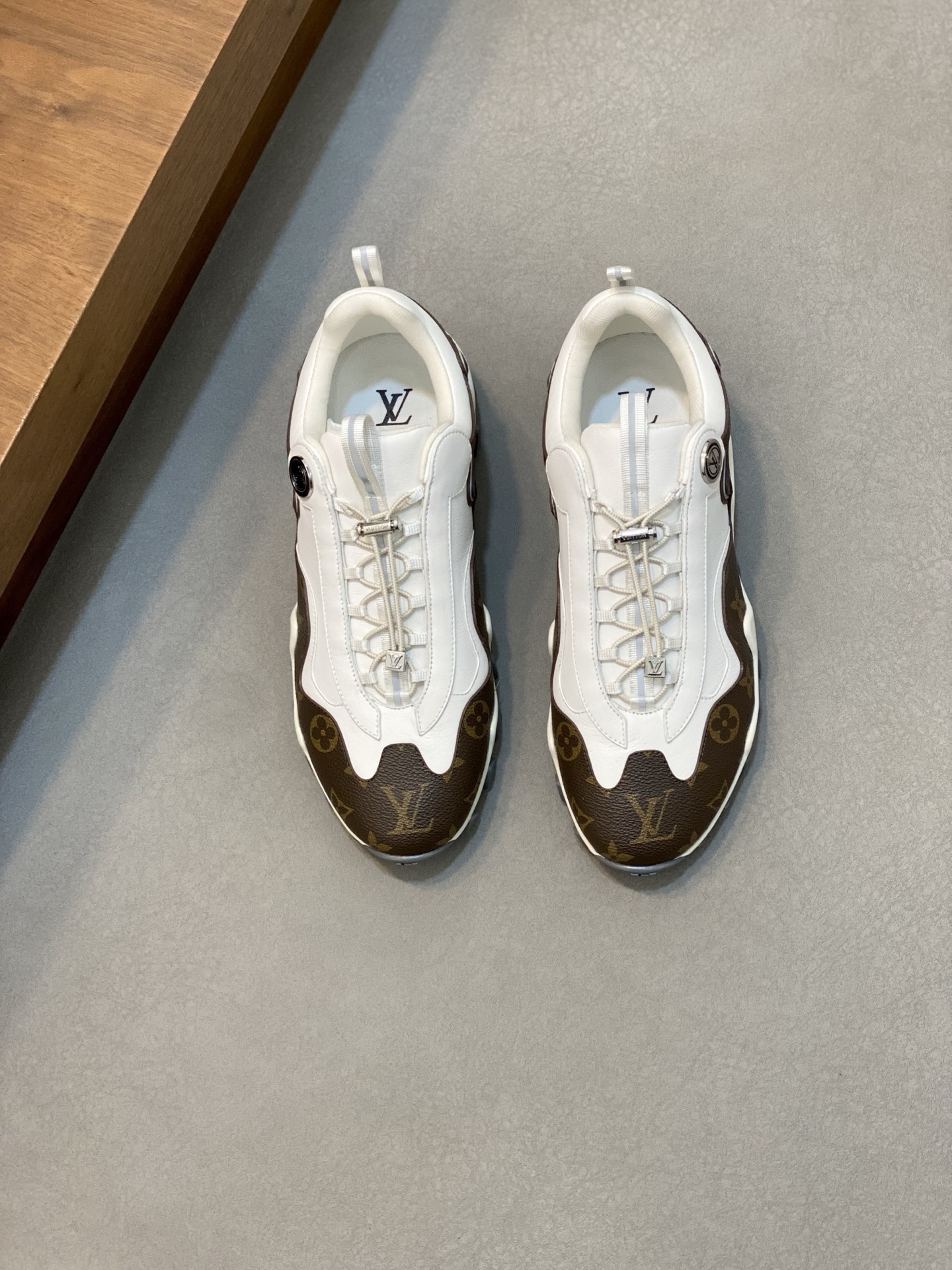 루이비통(LV) Rush 시리즈 테크니컬 스니커즈 신발