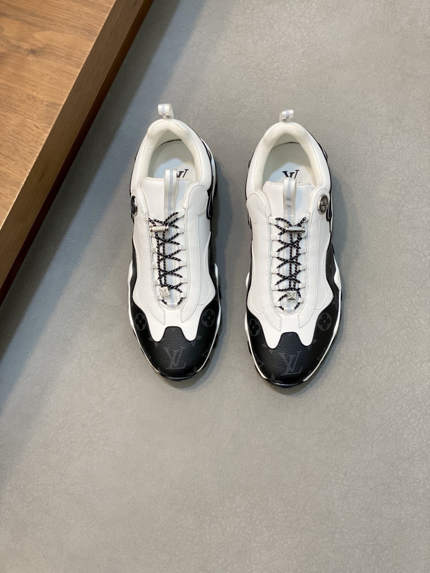 루이비통(LV) Rush 시리즈 테크니컬 스니커즈 신발