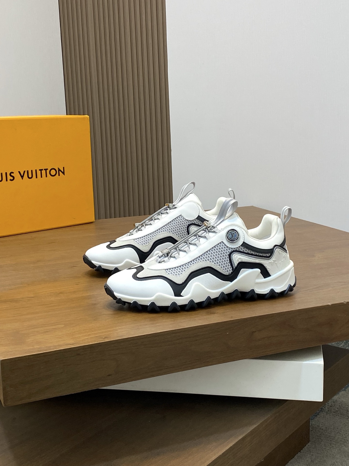 루이비통(LV) Rush 시리즈 테크니컬 스니커즈 신발
