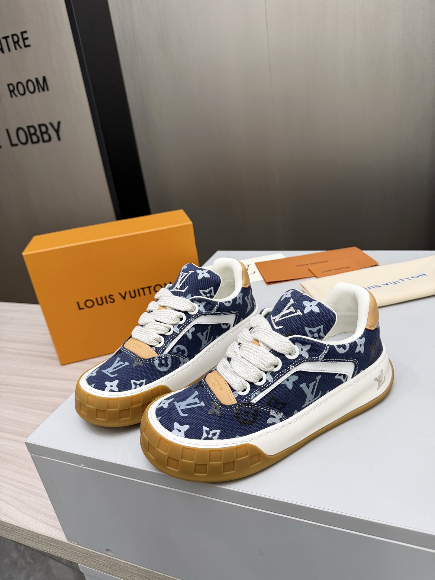 루이비통(LV) 카프스킨 스니커즈 신발