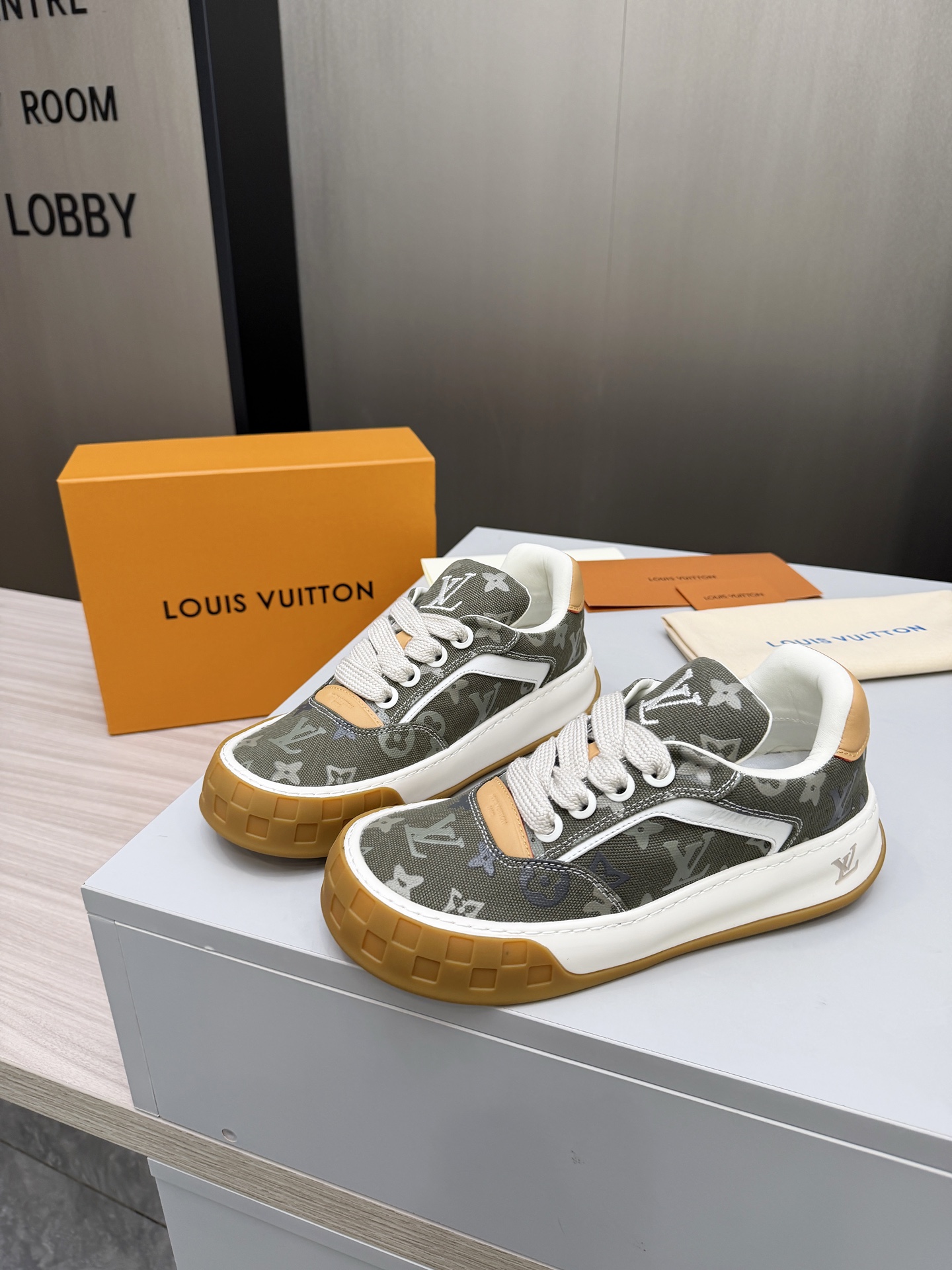 루이비통(LV) 카프스킨 스니커즈 신발