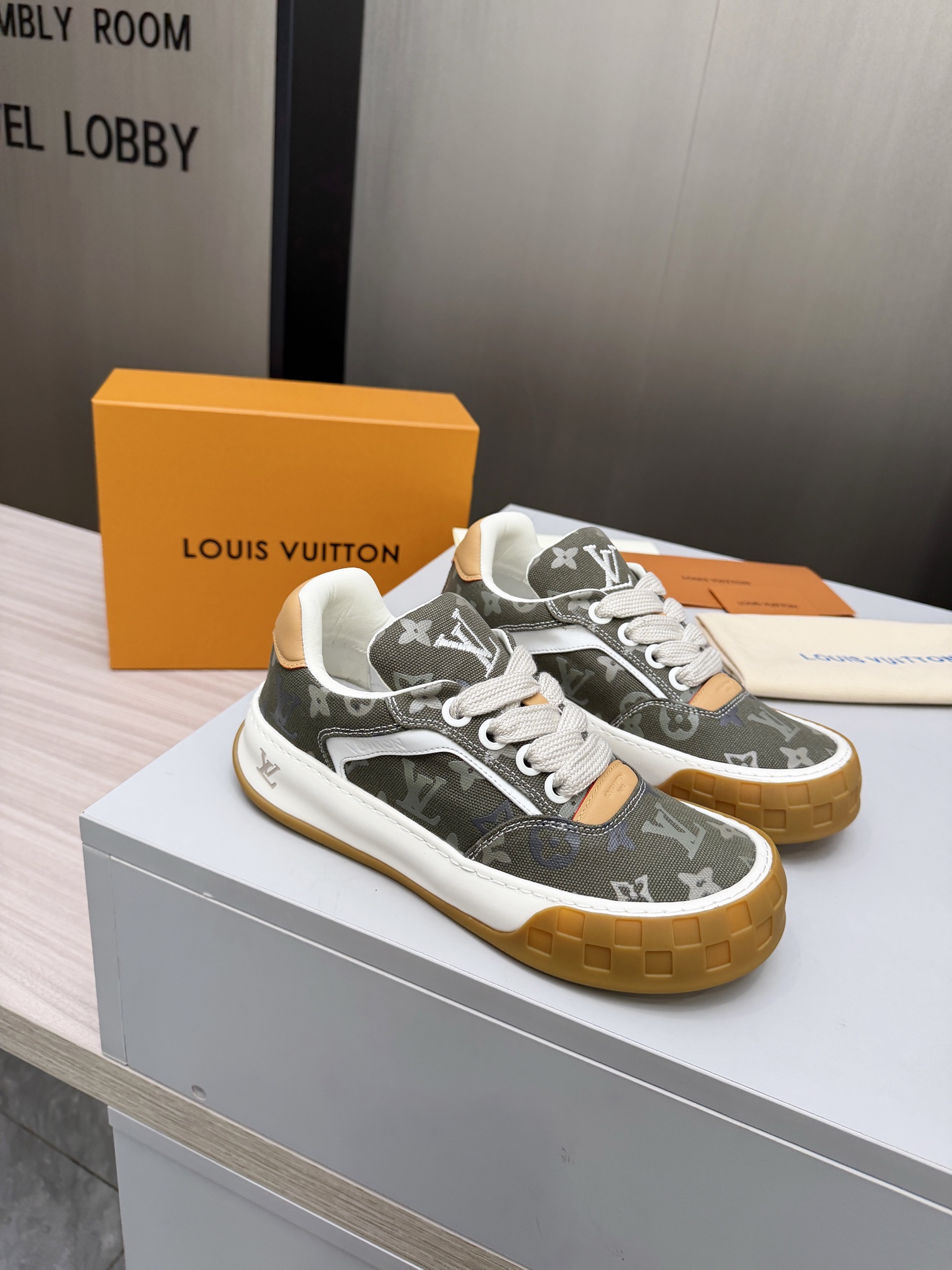 루이비통(LV) 카프스킨 스니커즈 신발