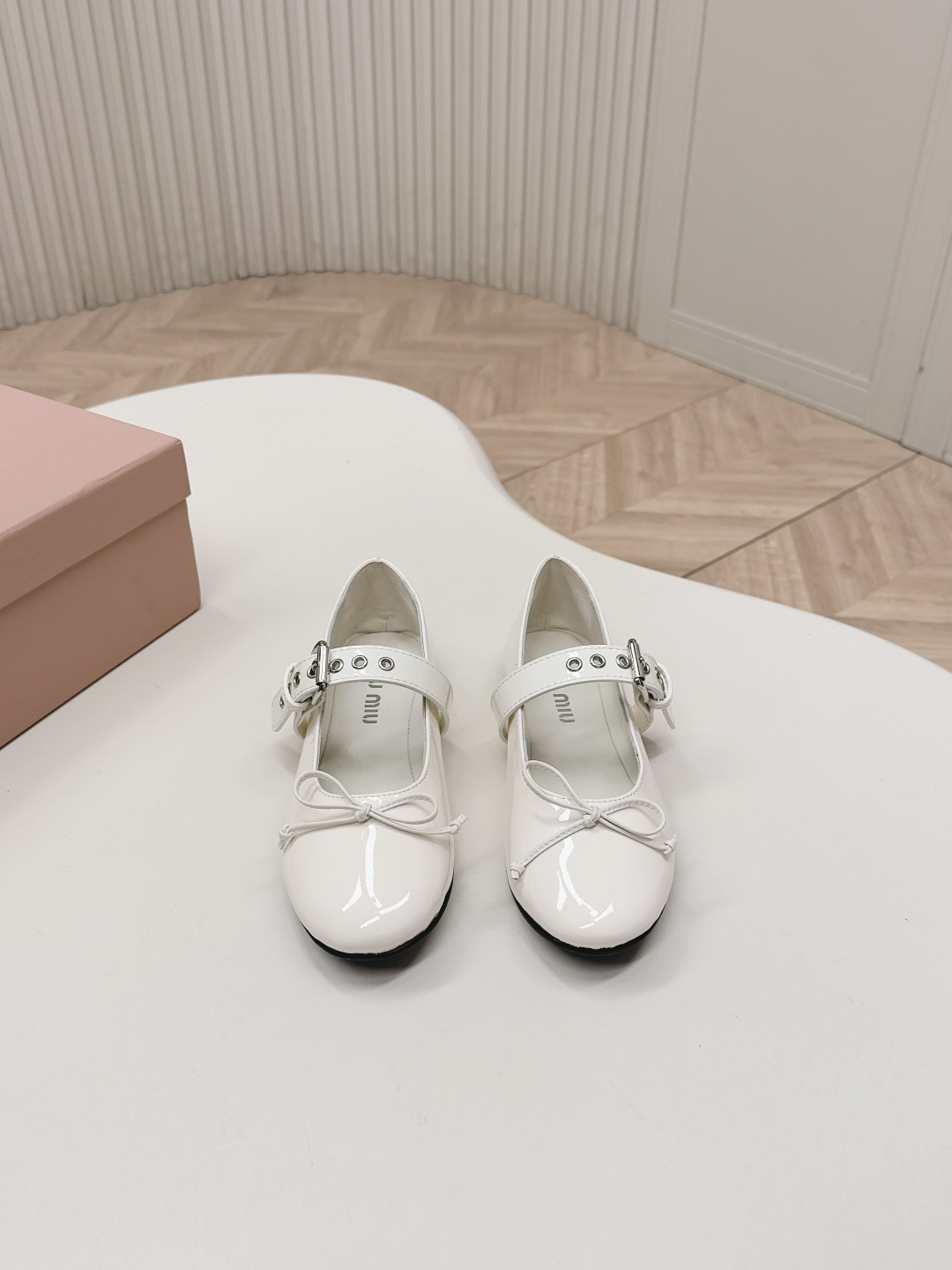 미우미우(Miu Miu) 발레리나 메리제인 리본 슈즈 신발