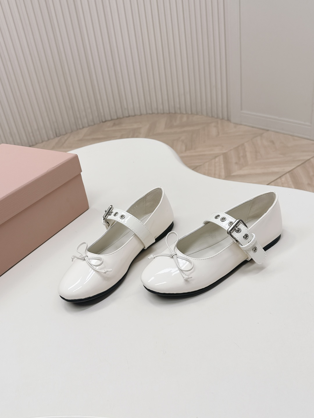 미우미우(Miu Miu) 발레리나 메리제인 리본 슈즈 신발