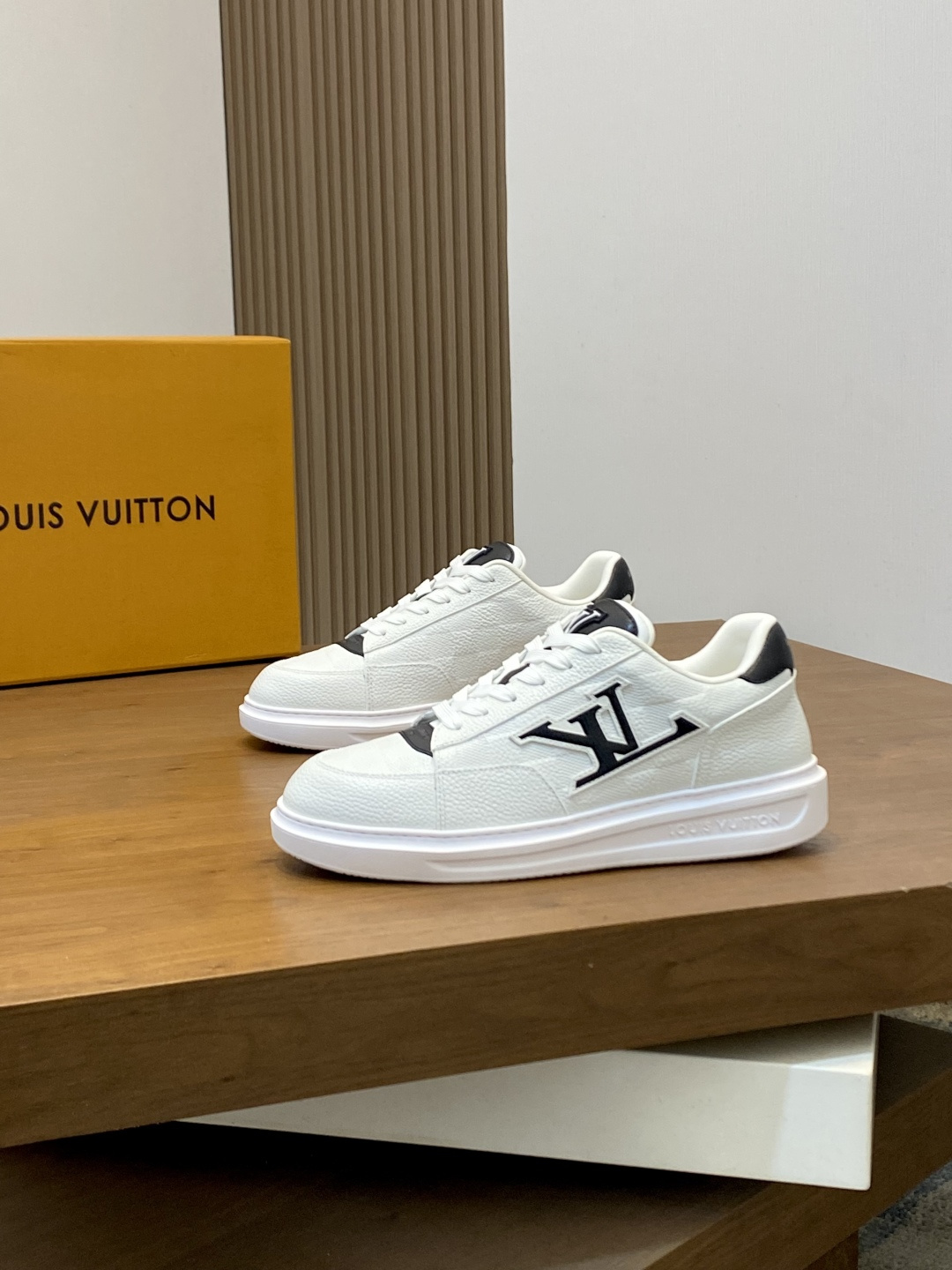 루이비통(LV) 이탈리아 카프스킨 믹스 스니커즈 신발