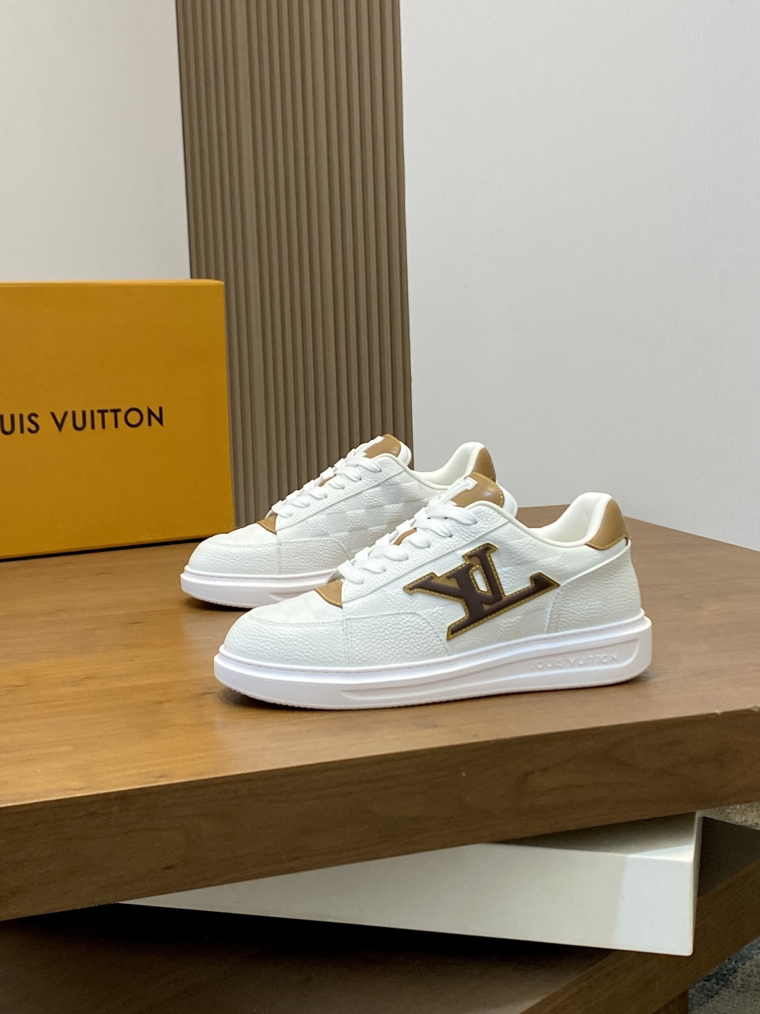 루이비통(LV) 이탈리아 카프스킨 믹스 스니커즈 신발