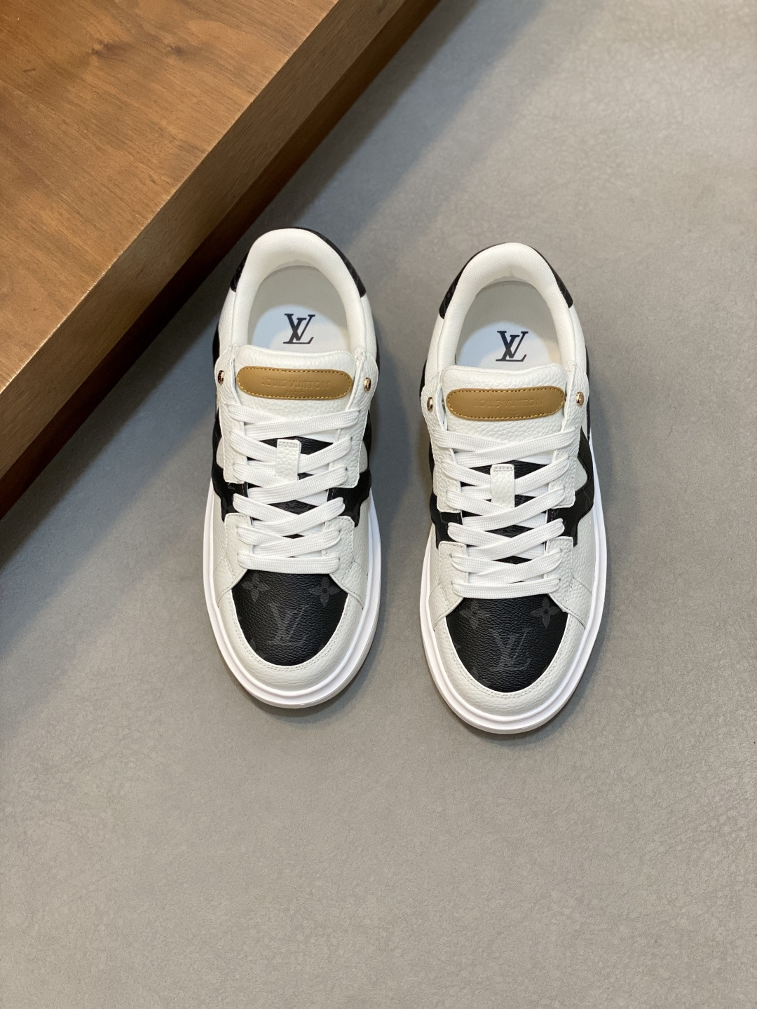 루이비통(LV) 이탈리아 카프스킨 믹스 스니커즈 신발