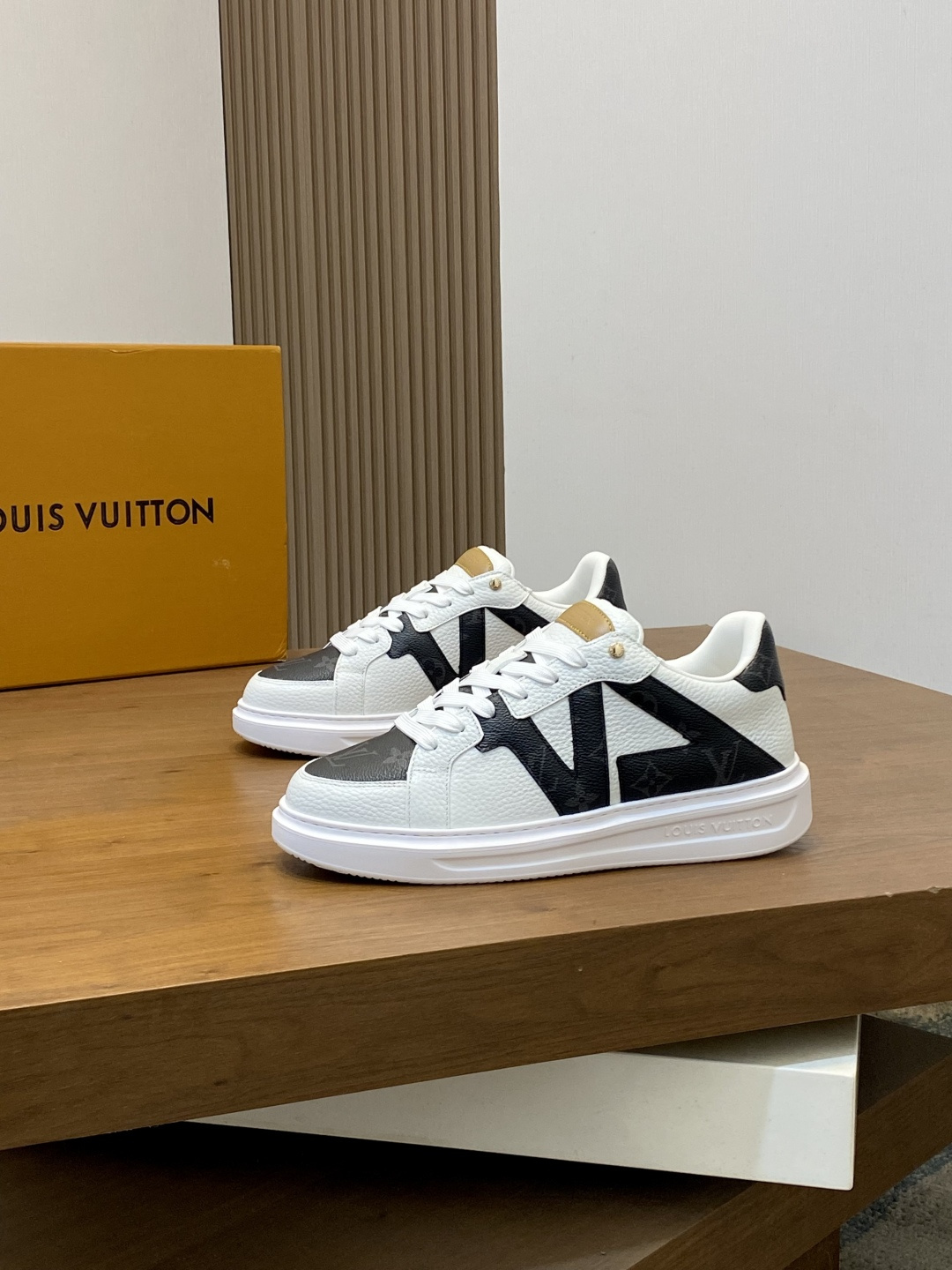 루이비통(LV) 이탈리아 카프스킨 믹스 스니커즈 신발