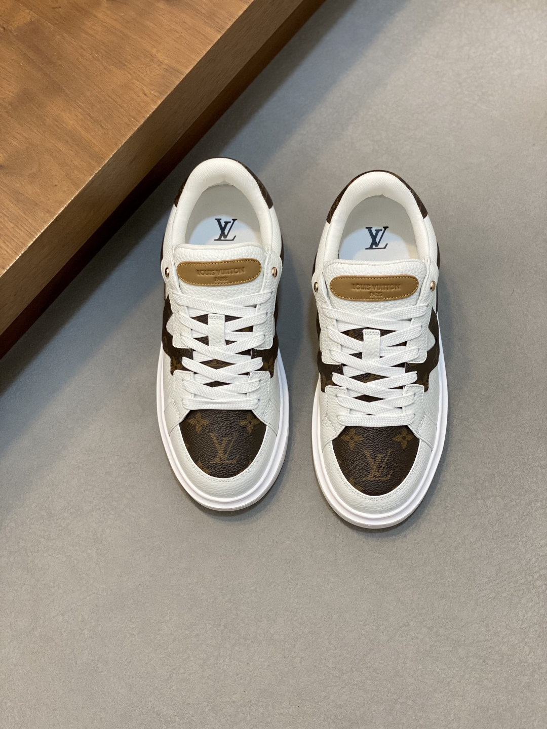 루이비통(LV) 이탈리아 카프스킨 믹스 스니커즈 신발