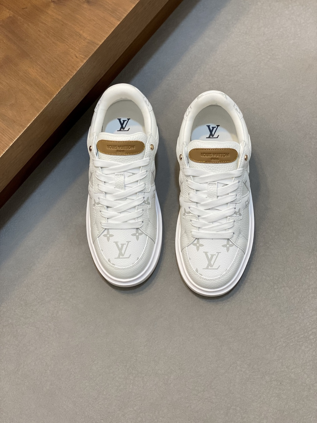 루이비통(LV) 이탈리아 카프스킨 믹스 스니커즈 신발