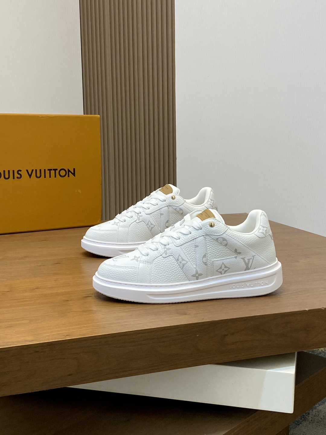 루이비통(LV) 이탈리아 카프스킨 믹스 스니커즈 신발