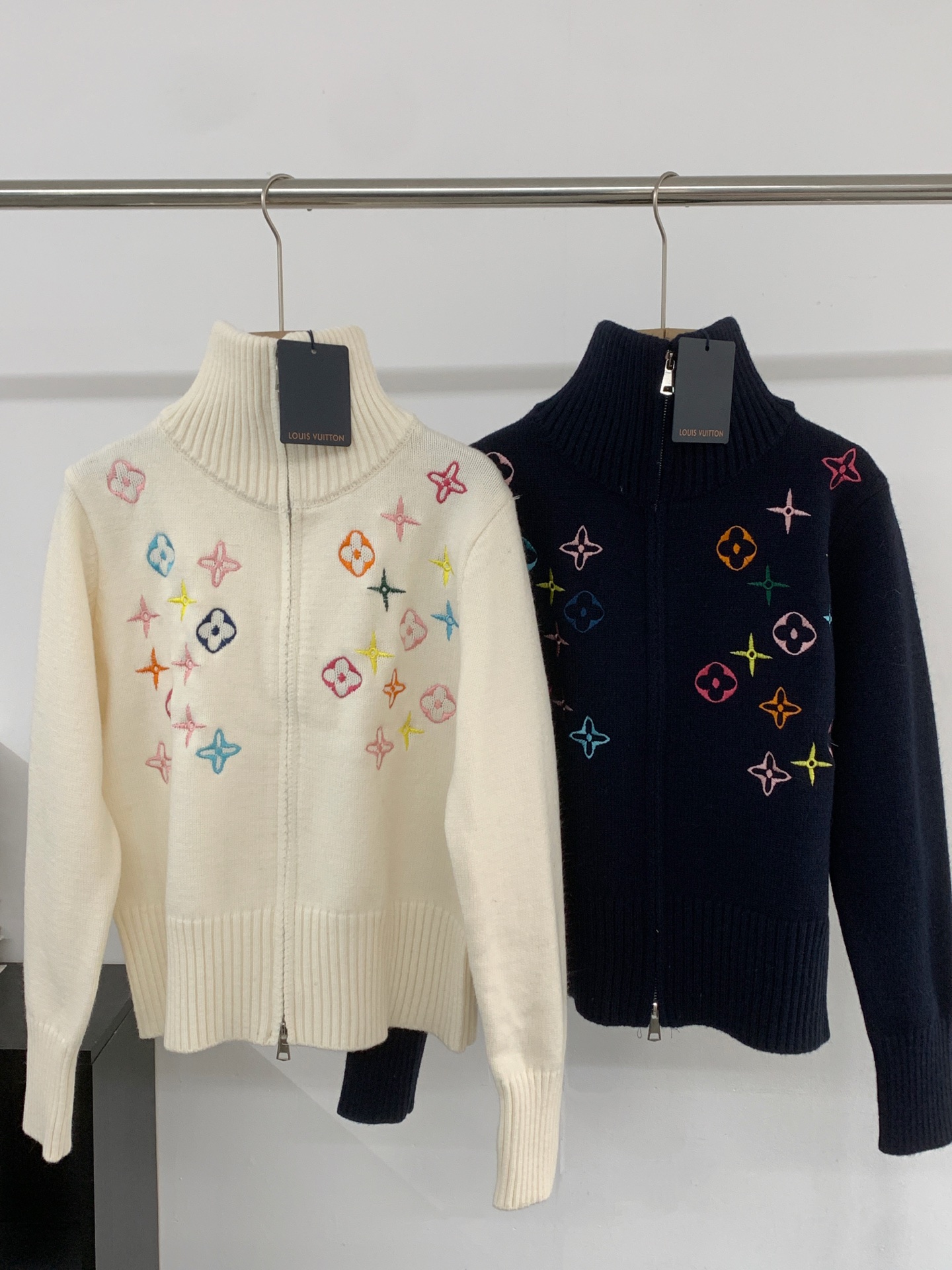 루이비통(LV) 컬러 자수 하이넥 니트 스웨터 의류