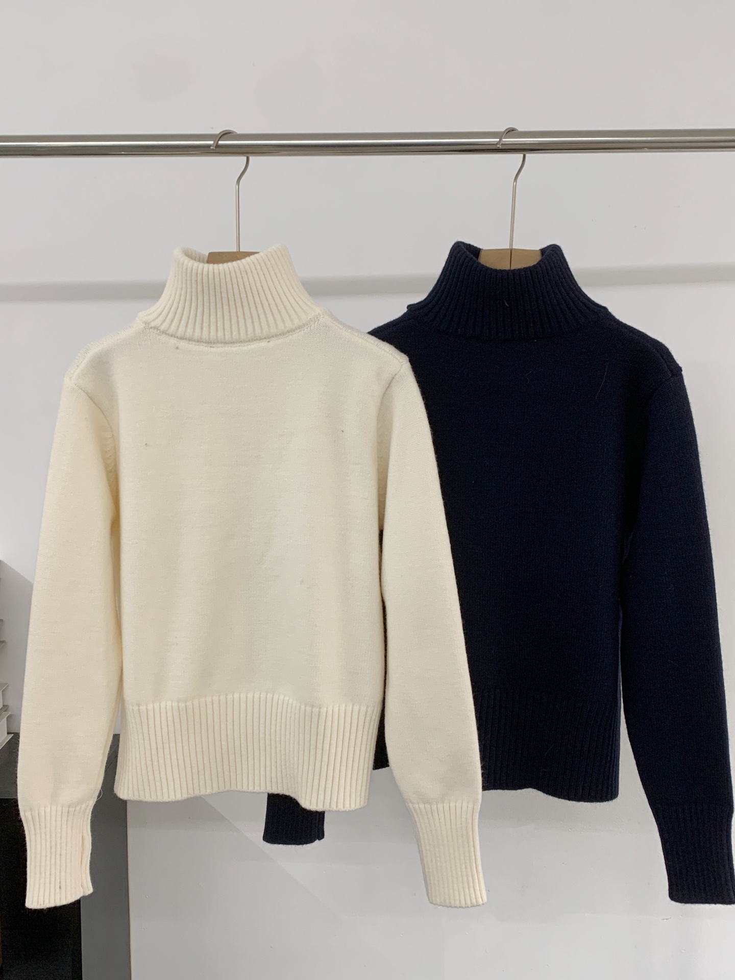 루이비통(LV) 컬러 자수 하이넥 니트 스웨터 의류