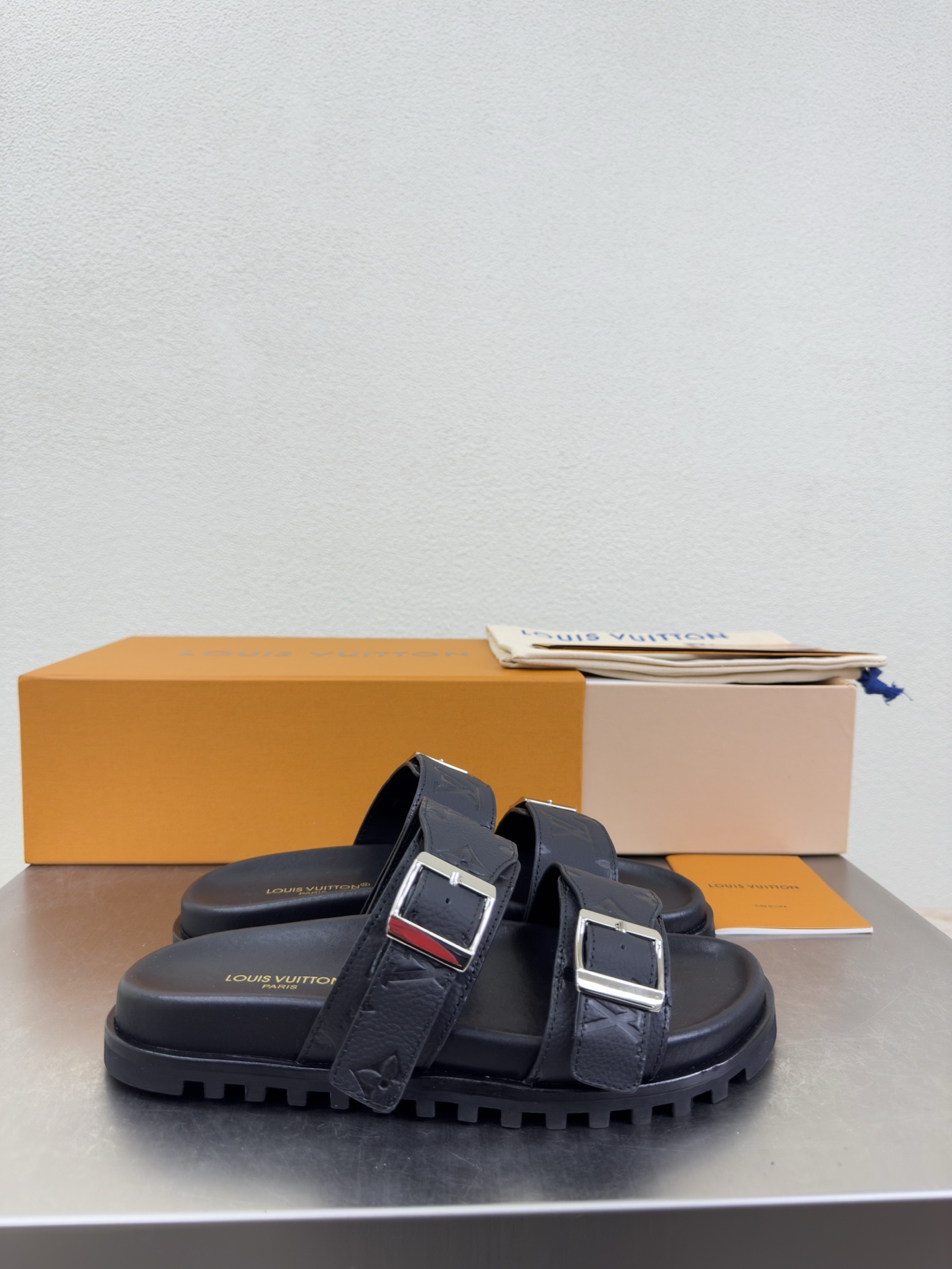 루이비통(LV) 금속 버클 더블 스트랩 슬리퍼 신발