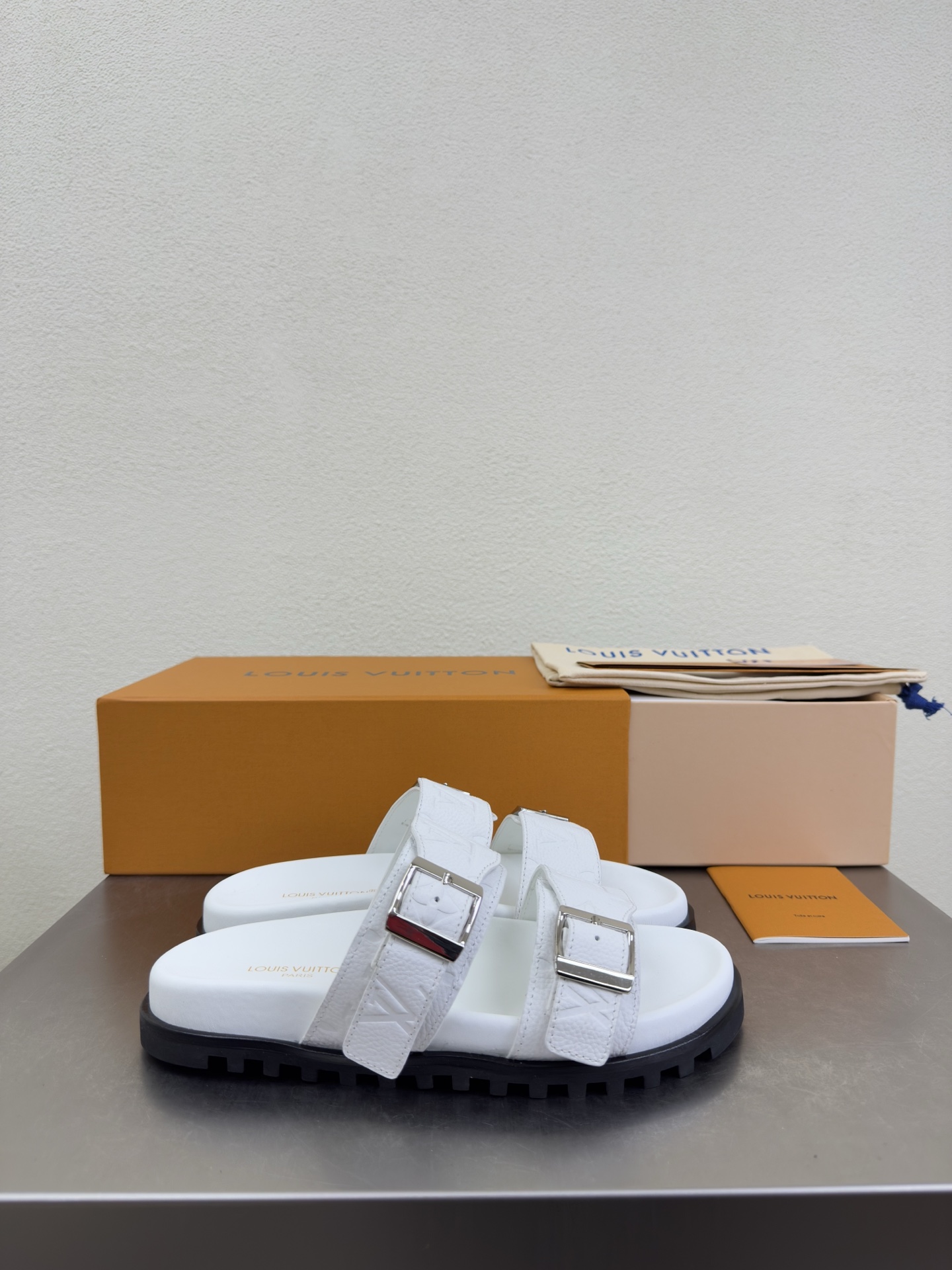 루이비통(LV) 금속 버클 더블 스트랩 슬리퍼 신발