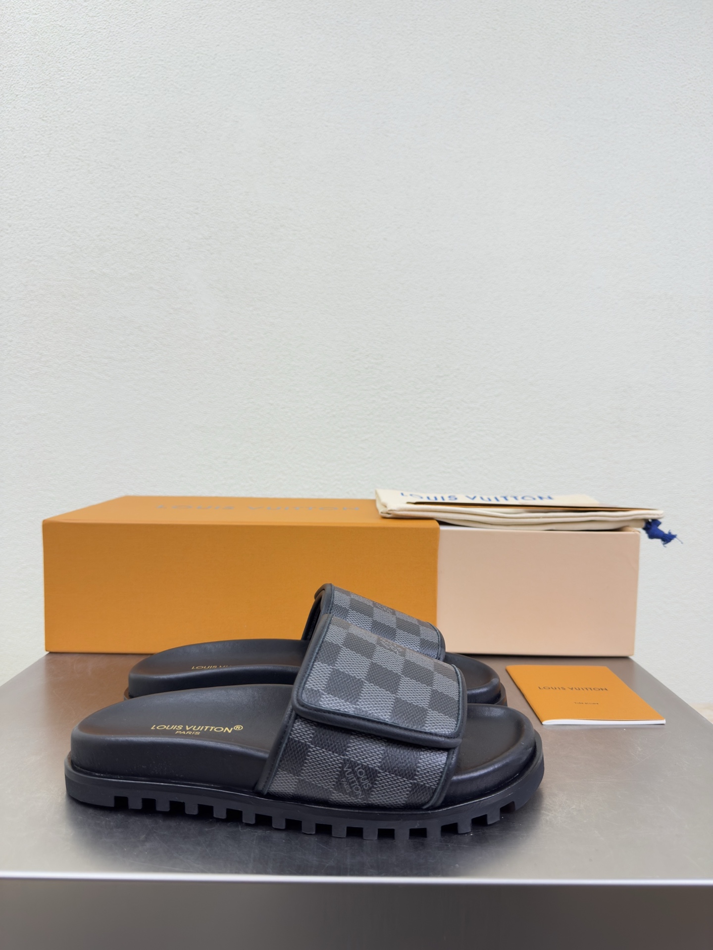 루이비통(LV) 벨크로 남성 슬리퍼 신발