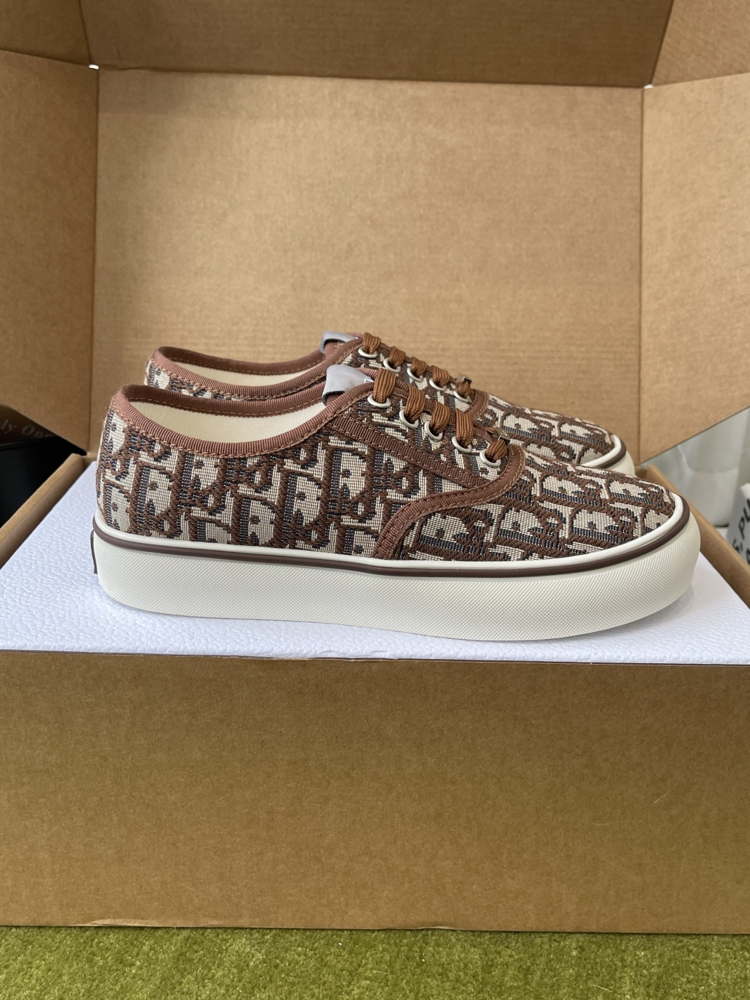 디올(Dior) Saltwind 자수 캔버스 스니커즈 신발