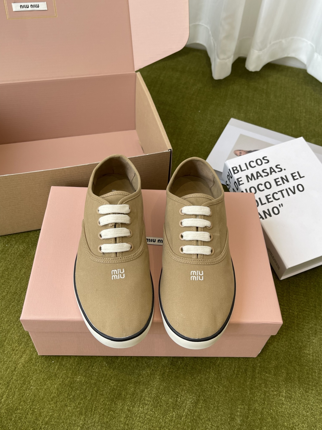 미우미우(Miu Miu) 스톤 자수 캔버스 스니커즈 신발