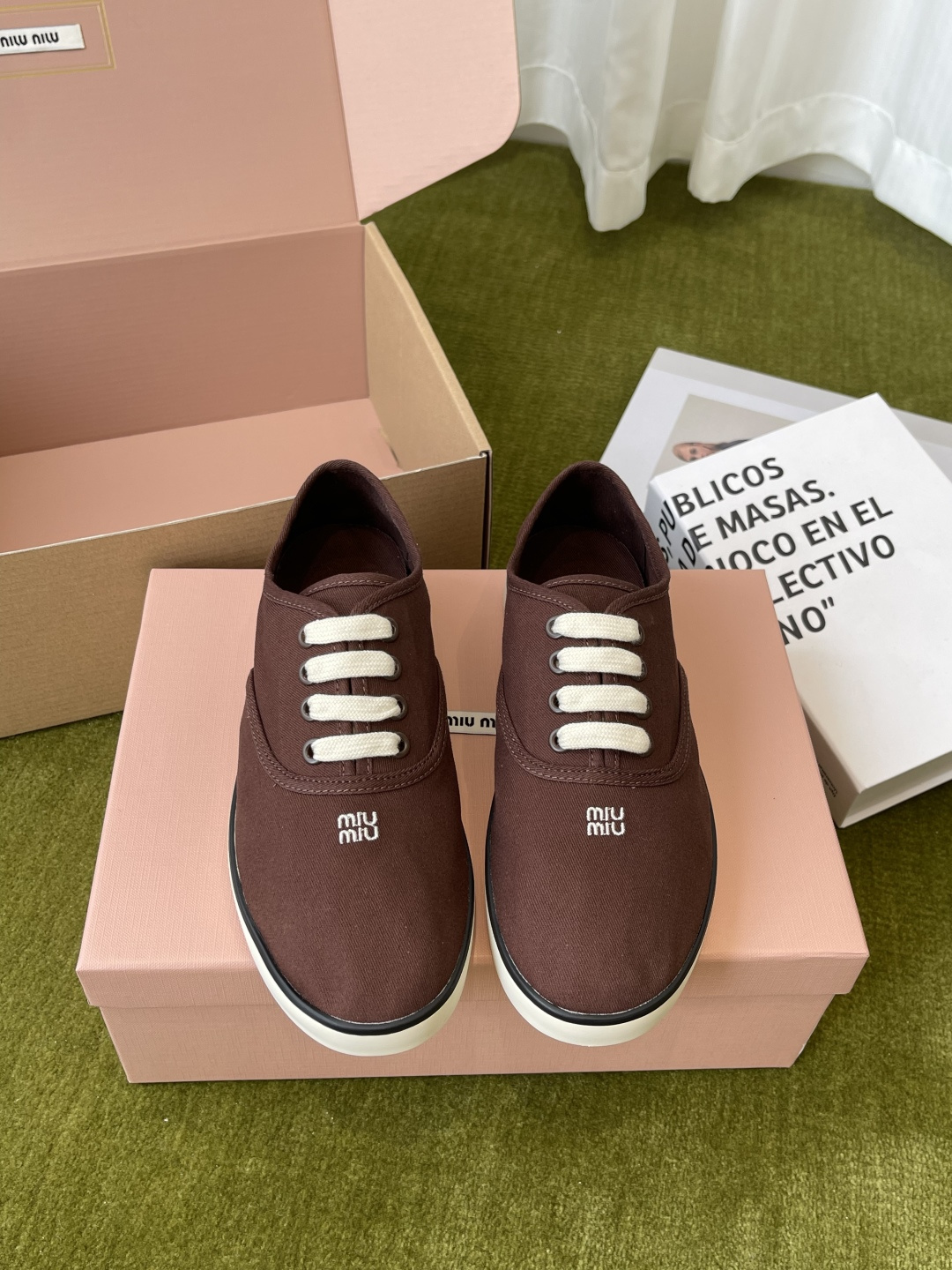 미우미우(Miu Miu) 스톤 자수 캔버스 스니커즈 신발