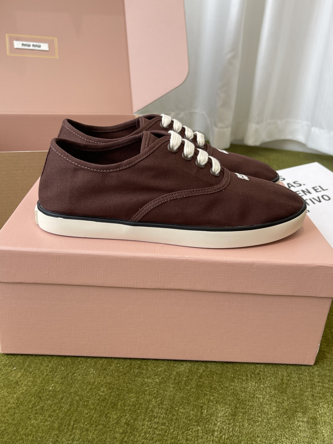 미우미우(Miu Miu) 스톤 자수 캔버스 스니커즈 신발