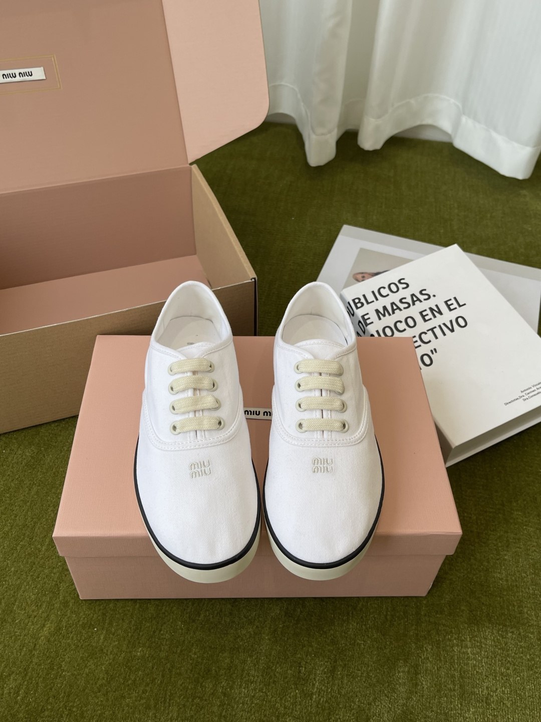 미우미우(Miu Miu) 스톤 자수 캔버스 스니커즈 신발