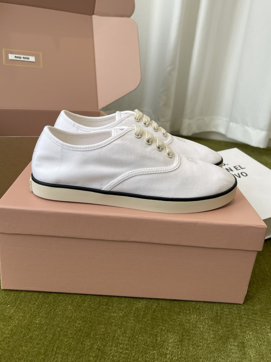 미우미우(Miu Miu) 스톤 자수 캔버스 스니커즈 신발