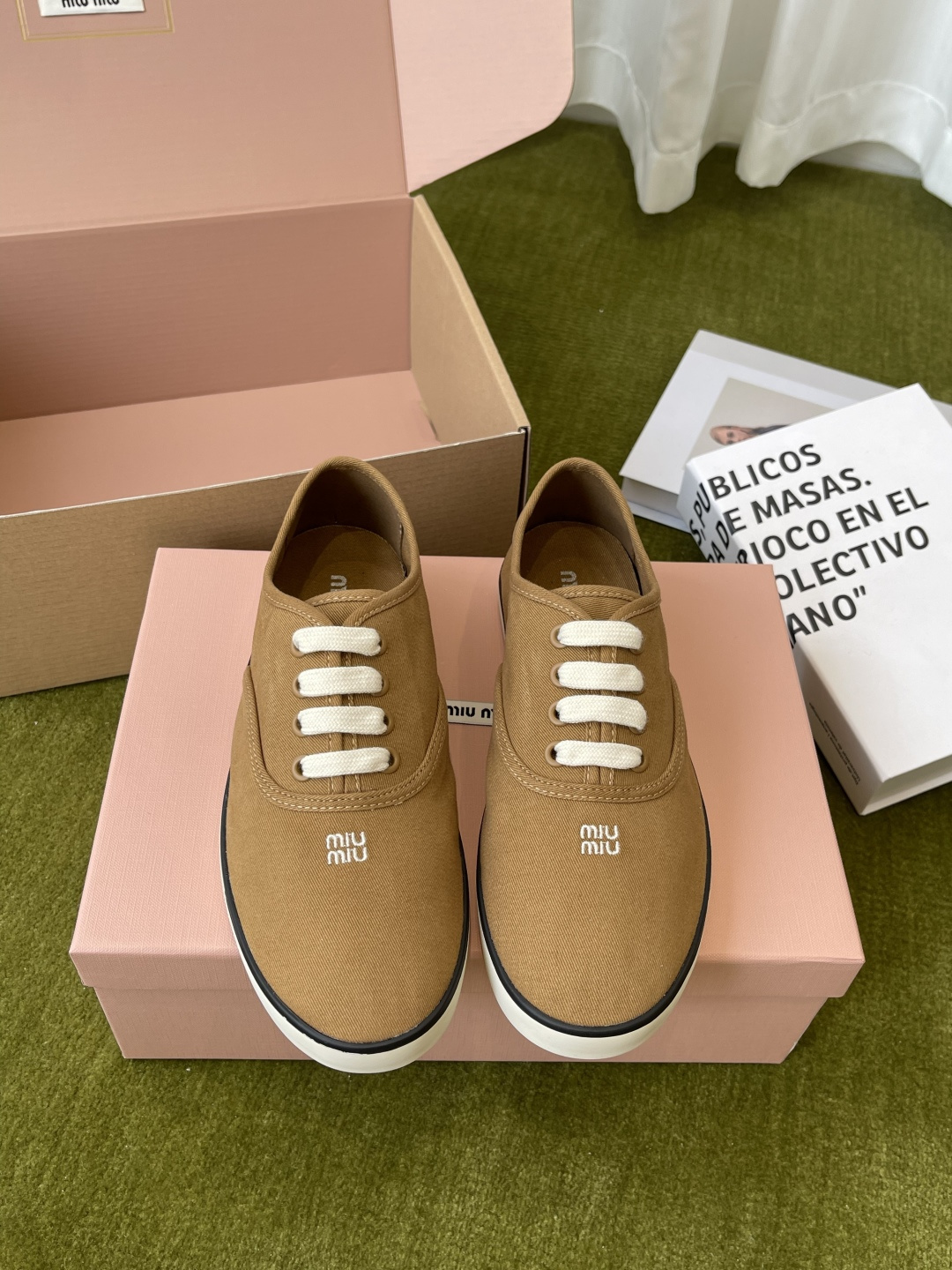 미우미우(Miu Miu) 스톤 자수 캔버스 스니커즈 신발