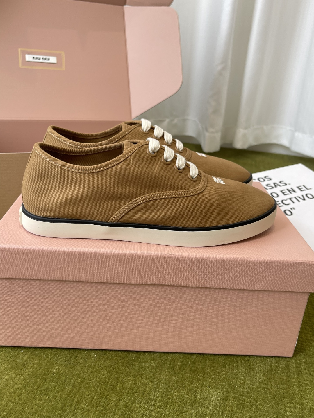 미우미우(Miu Miu) 스톤 자수 캔버스 스니커즈 신발