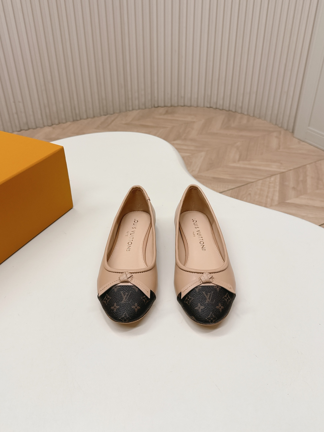 루이비통(LV) 메리제인 배색 리본 플랫슈즈 신발