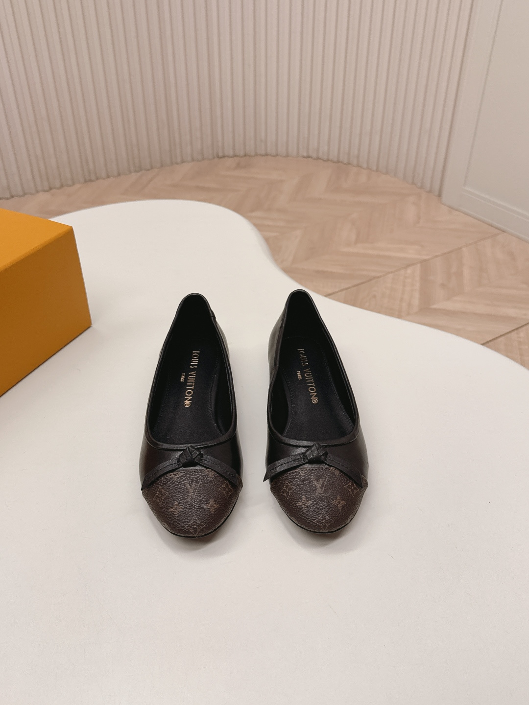 루이비통(LV) 메리제인 배색 리본 플랫슈즈 신발