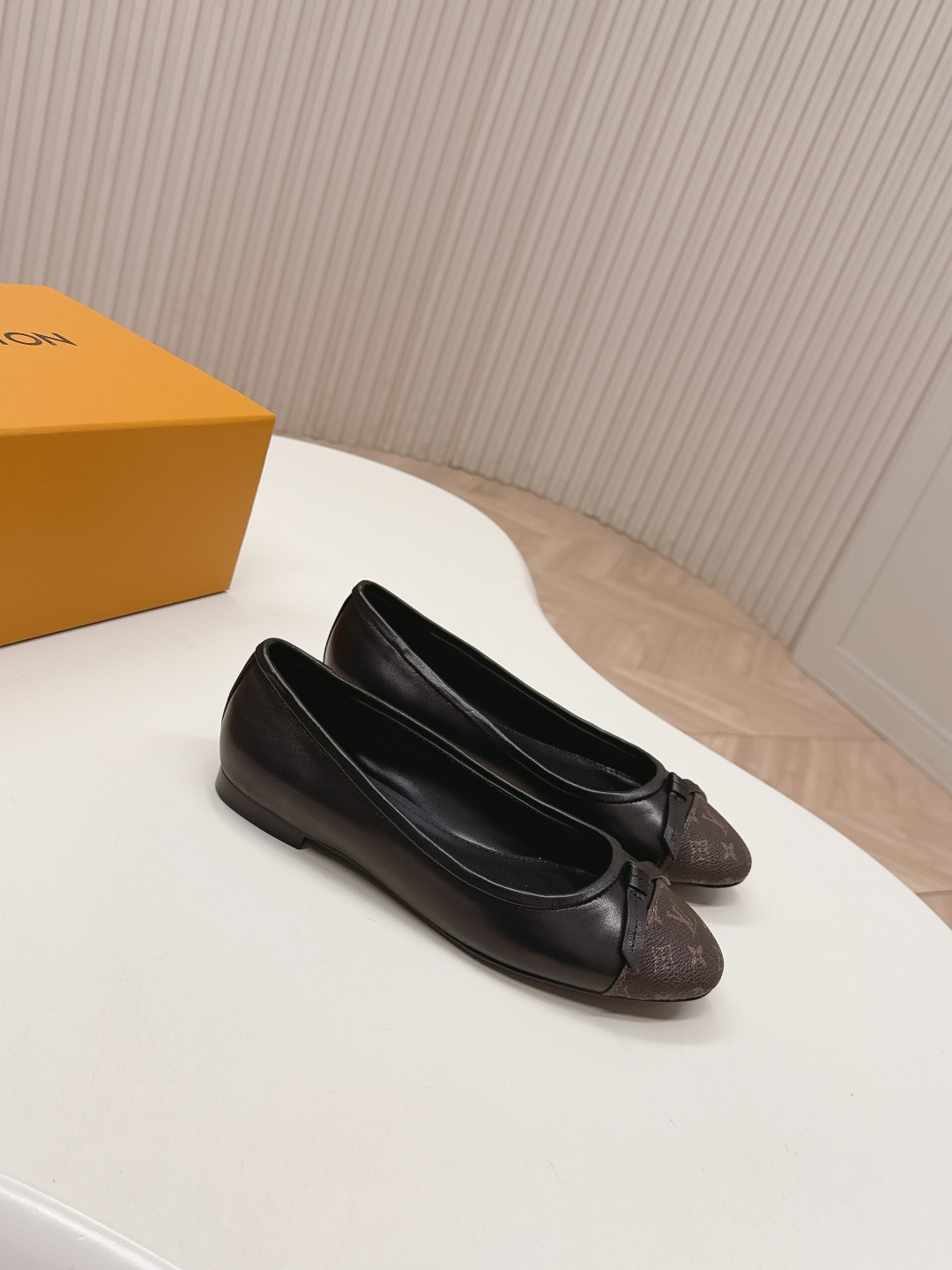 루이비통(LV) 메리제인 배색 리본 플랫슈즈 신발