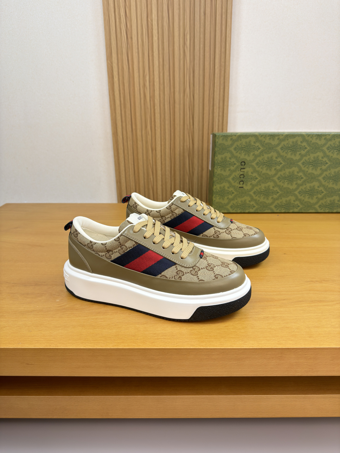 구찌(Gucci) 나파 카프스킨 & 토템 패브릭 스니커즈 신발