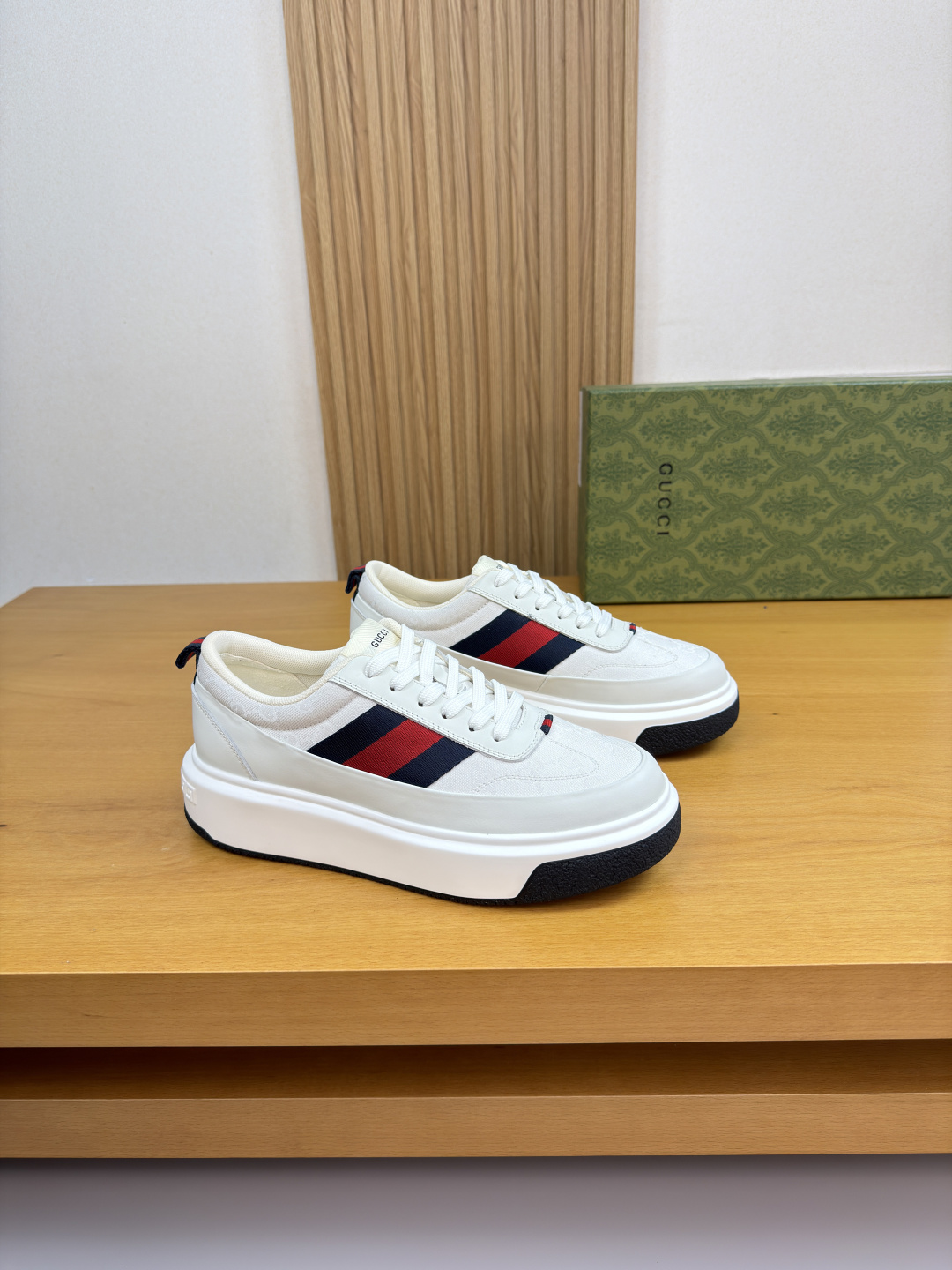 구찌(Gucci) 나파 카프스킨 & 토템 패브릭 스니커즈 신발