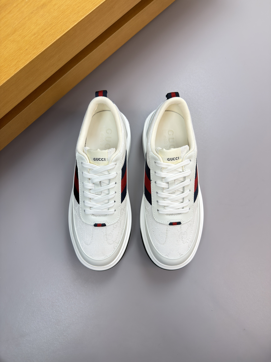 구찌(Gucci) 나파 카프스킨 & 토템 패브릭 스니커즈 신발