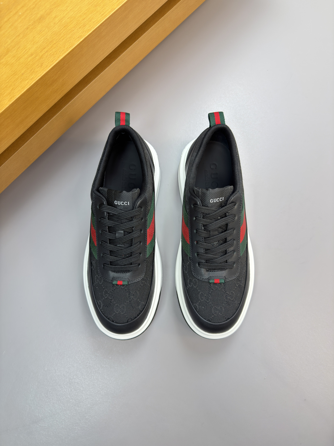 구찌(Gucci) 나파 카프스킨 & 토템 패브릭 스니커즈 신발