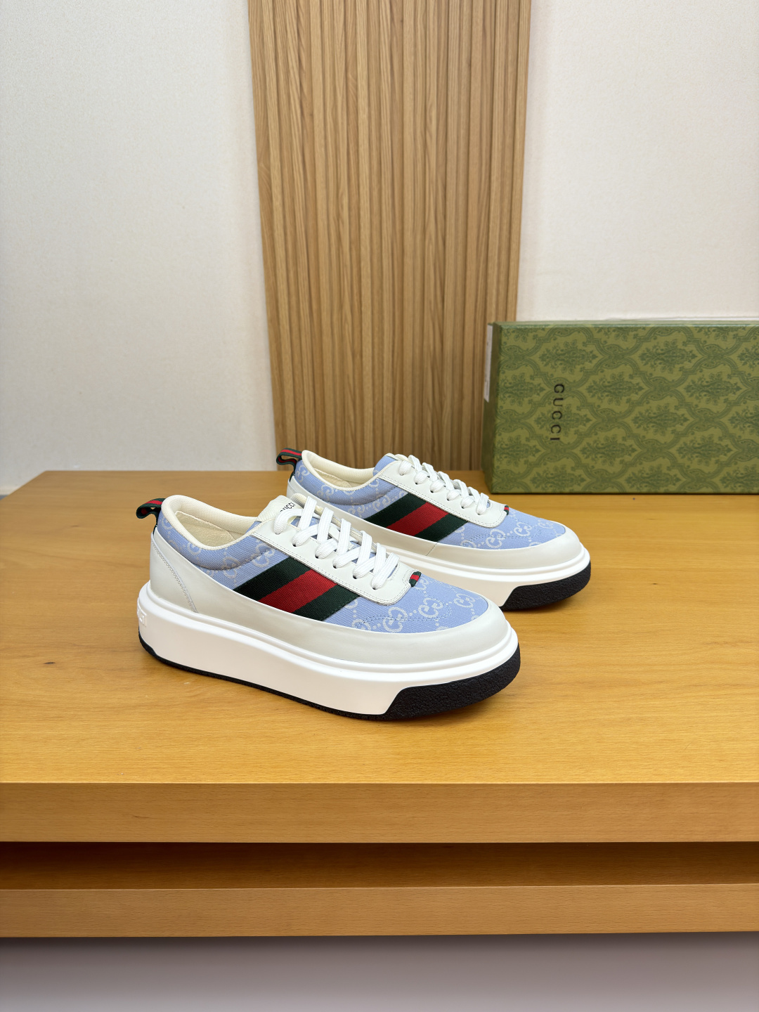 구찌(Gucci) 나파 카프스킨 & 토템 패브릭 스니커즈 신발