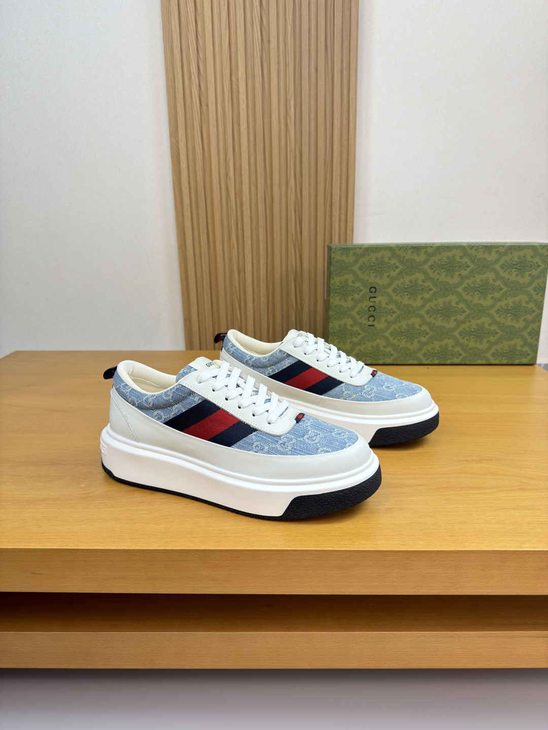 구찌(Gucci) 나파 카프스킨 & 토템 패브릭 스니커즈 신발