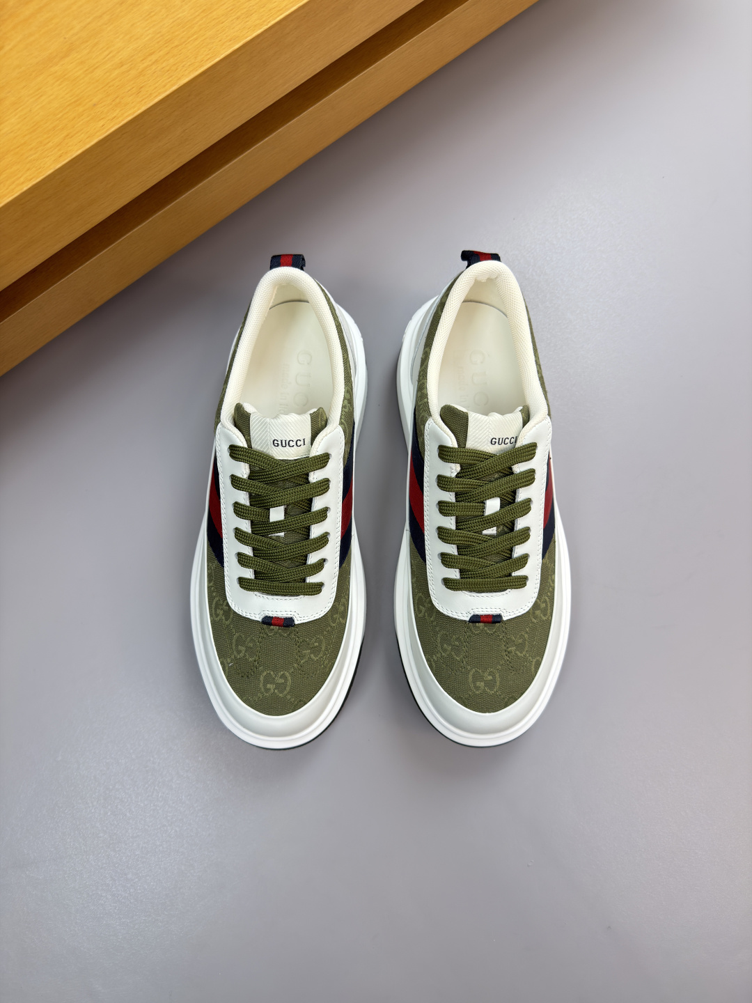 구찌(Gucci) 나파 카프스킨 & 토템 패브릭 스니커즈 신발