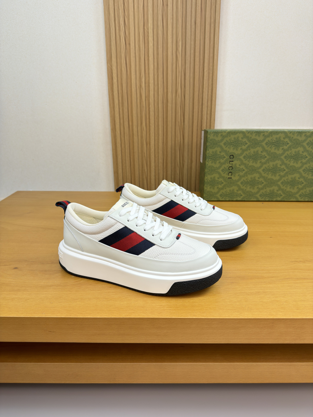 구찌(Gucci) 나파 카프스킨 & 토템 패브릭 스니커즈 신발