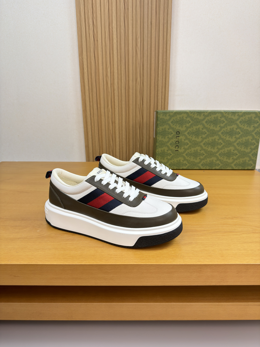 구찌(Gucci) 나파 카프스킨 & 토템 패브릭 스니커즈 신발