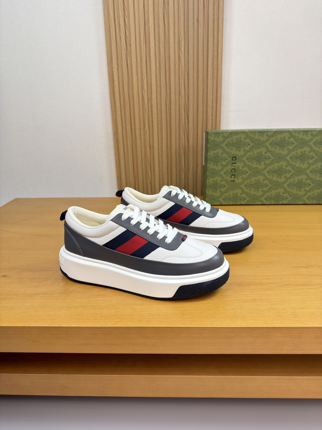 구찌(Gucci) 나파 카프스킨 & 토템 패브릭 스니커즈 신발