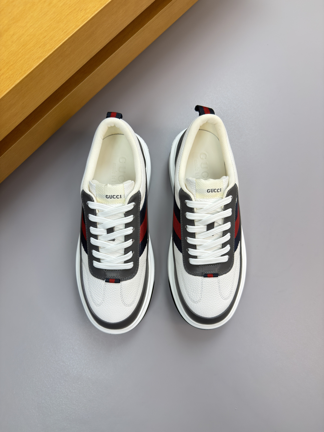 구찌(Gucci) 나파 카프스킨 & 토템 패브릭 스니커즈 신발