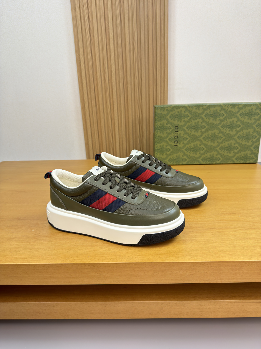구찌(Gucci) 나파 카프스킨 & 토템 패브릭 스니커즈 신발