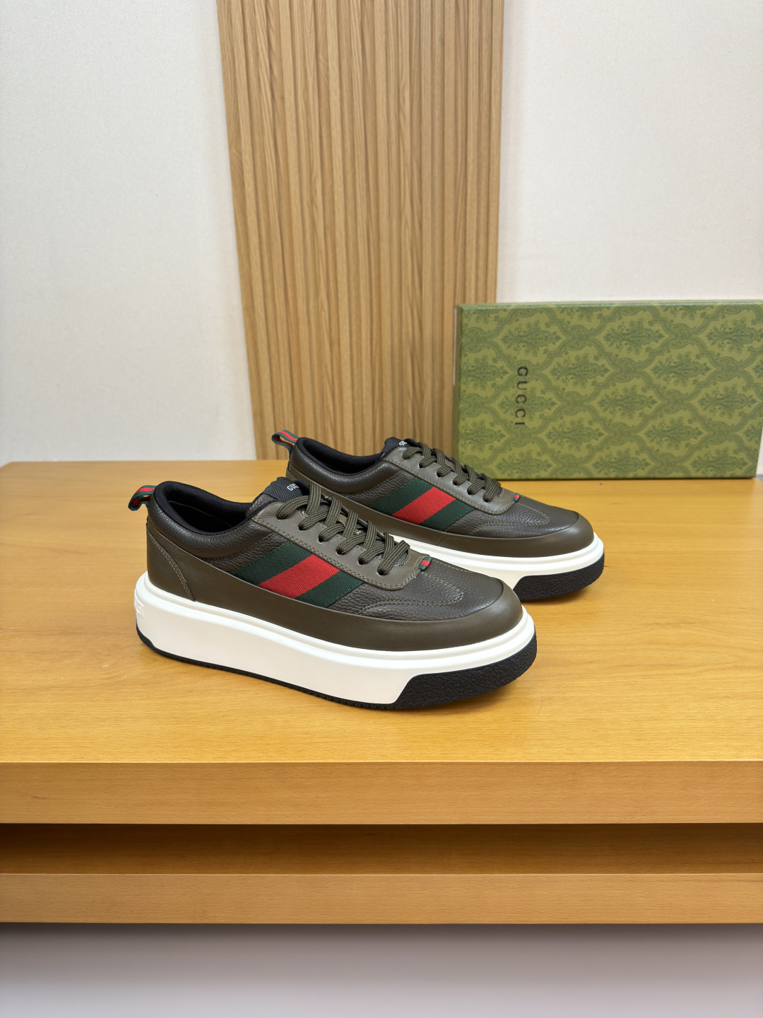 구찌(Gucci) 나파 카프스킨 & 토템 패브릭 스니커즈 신발