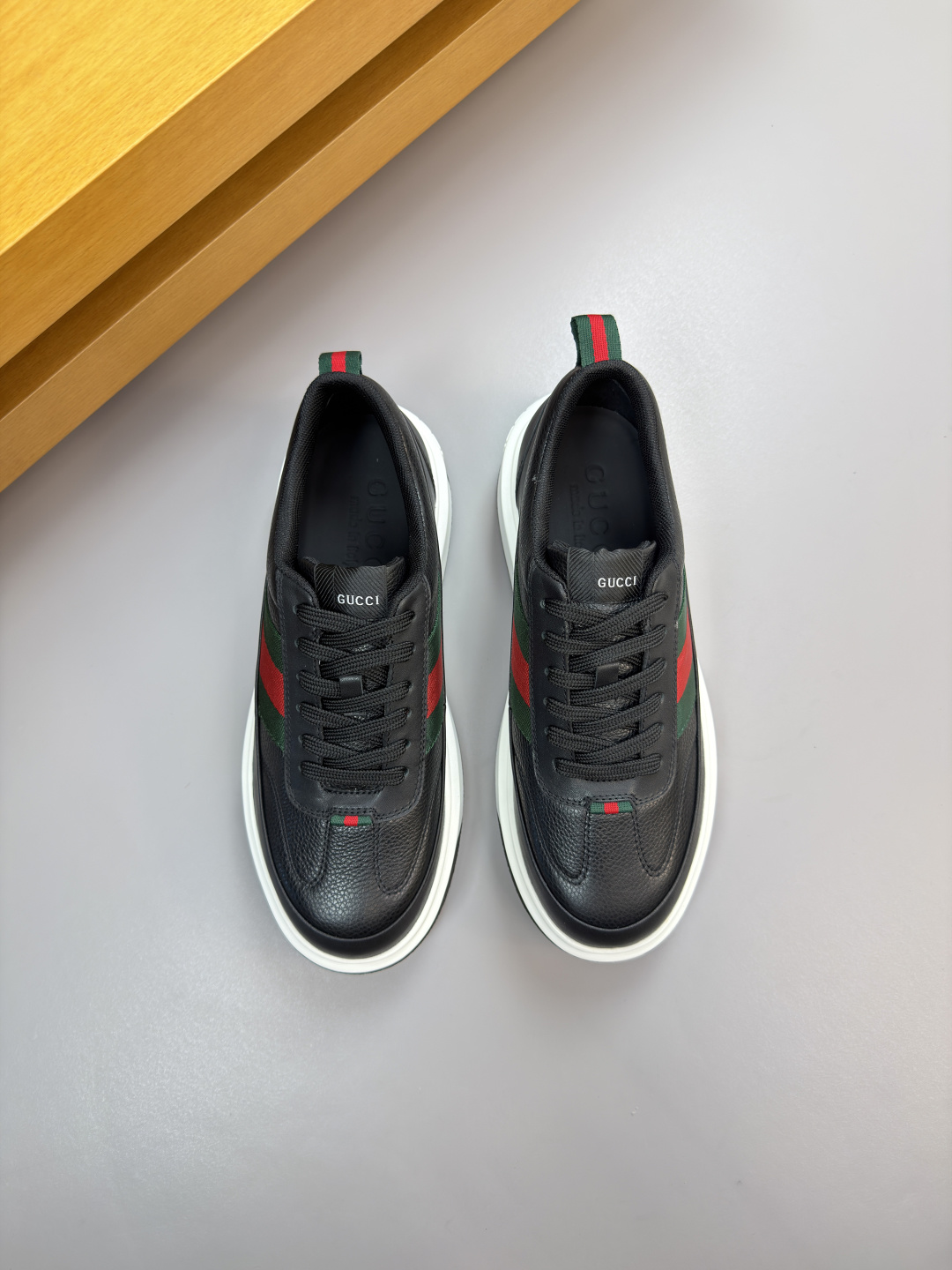 구찌(Gucci) 나파 카프스킨 & 토템 패브릭 스니커즈 신발