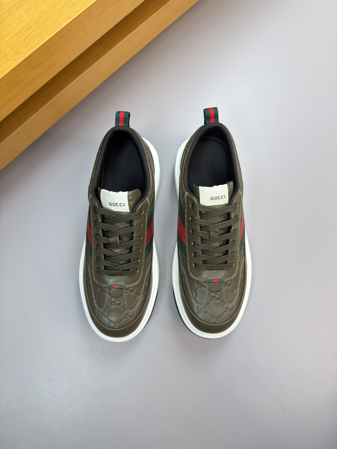 구찌(Gucci) 나파 카프스킨 & 엠보 토템 스니커즈 신발