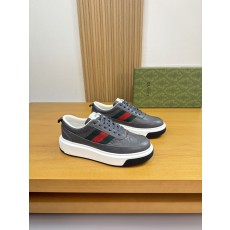 구찌(Gucci) 나파 카프스킨 & 엠보 토템 스니커즈 신발