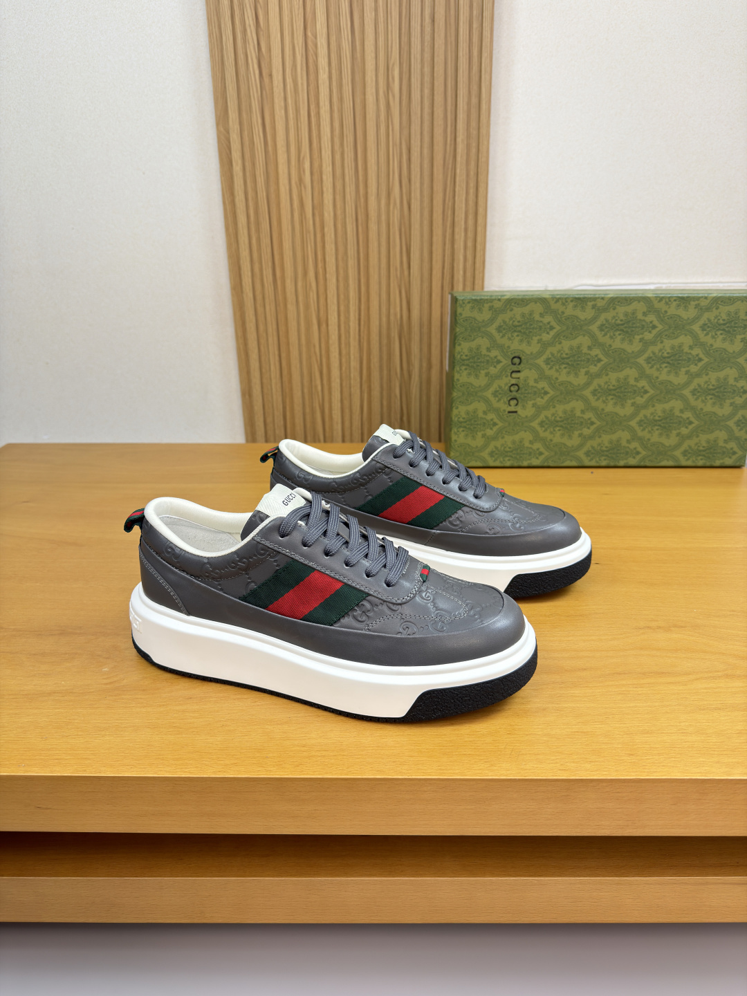 구찌(Gucci) 나파 카프스킨 & 엠보 토템 스니커즈 신발