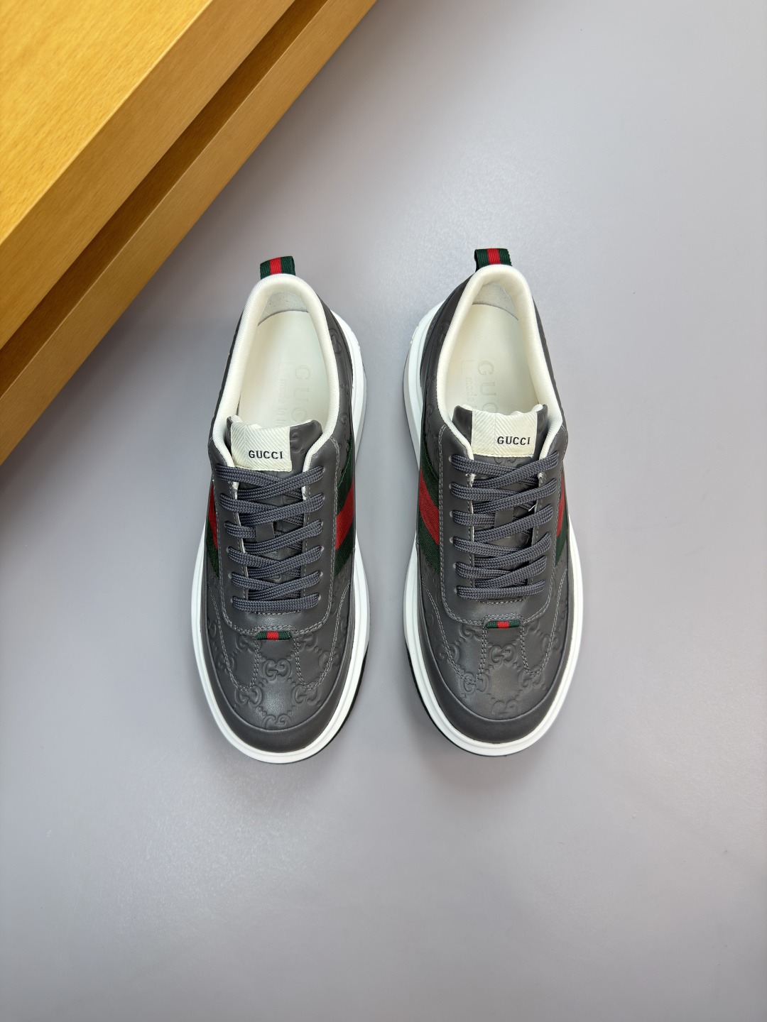 구찌(Gucci) 나파 카프스킨 & 엠보 토템 스니커즈 신발